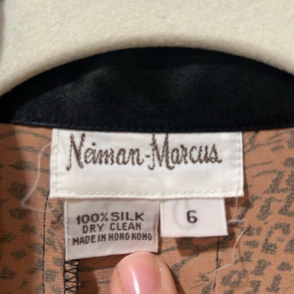 Neiman Marcus 100% silk patterned top - Picture 3 of 3